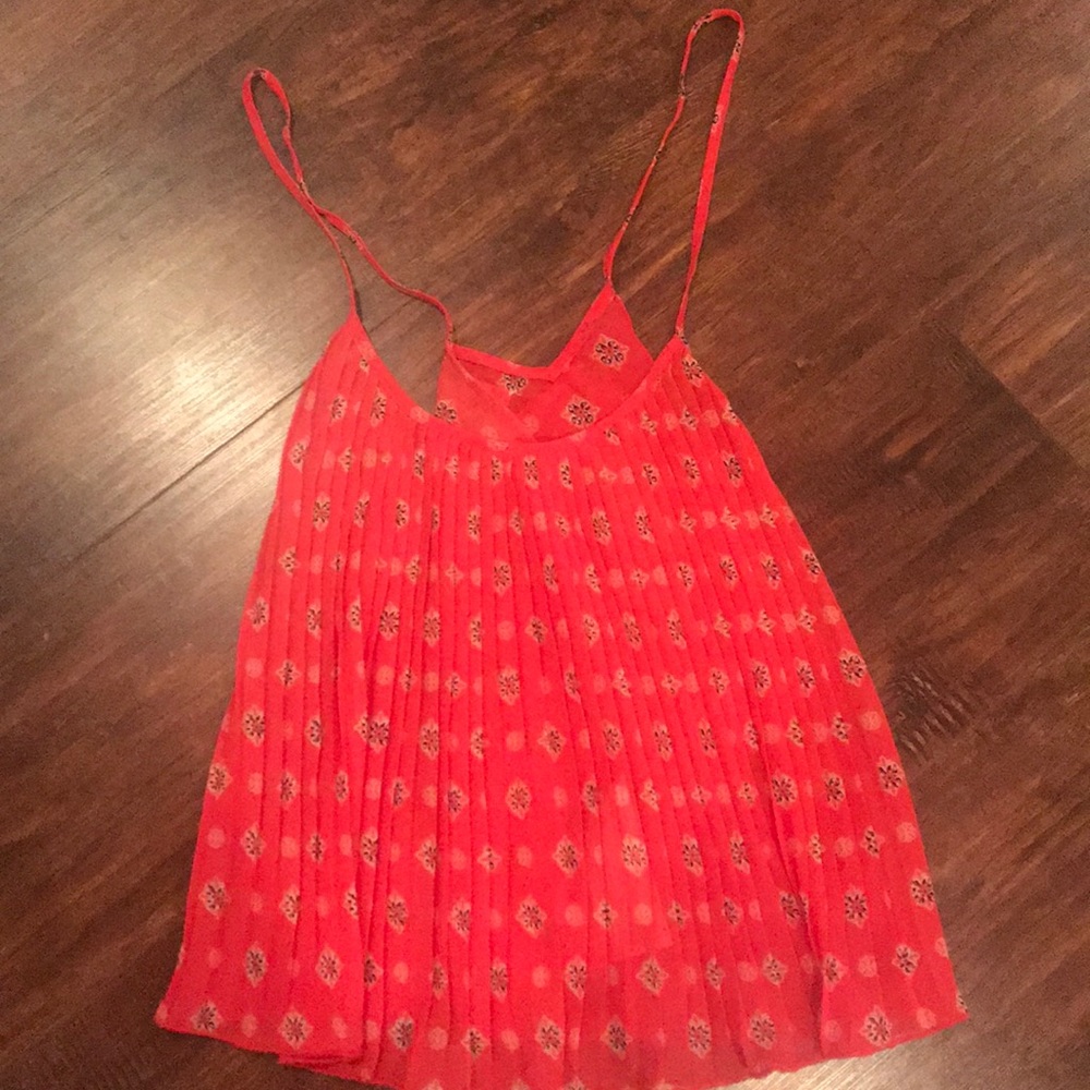 Flowing bright red and blue-white design tank